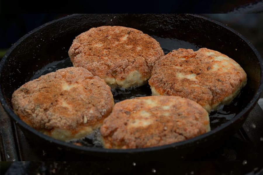 Таежная кухня, чебуреки из хариуса. Ремонт лодки. Топим баню. Ночной гость (часть 9)